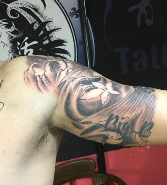 大臂黑白鲤鱼纹身图片财气大发