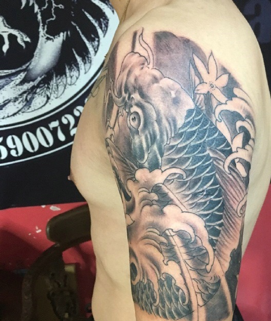 大臂黑白鲤鱼纹身图片财气大发