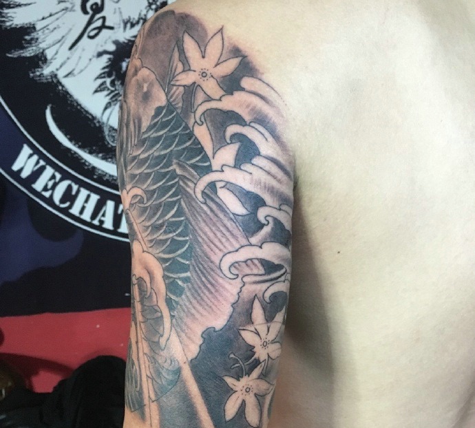 大臂黑白鲤鱼纹身图片财气大发