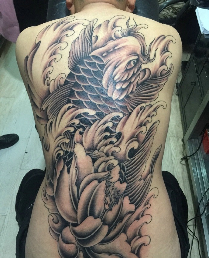 满背黑白大鲤鱼纹身图案霸气十足
