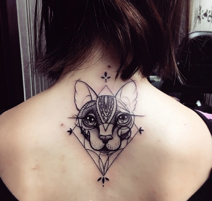 几何与动物头像结合的后背纹身图案