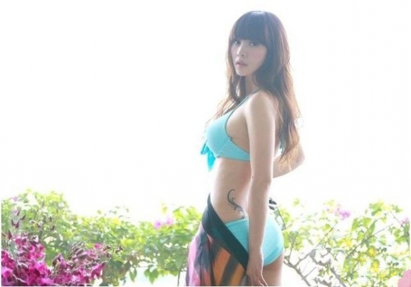 柳岩性感腰部藤蔓时尚纹身图案