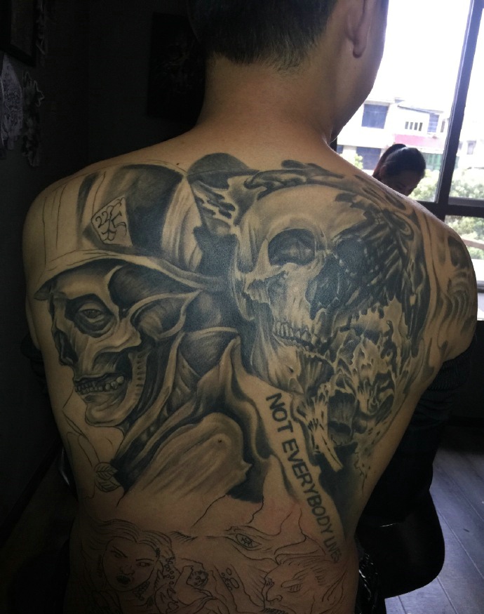男士后背黑白骷髅纹身图案