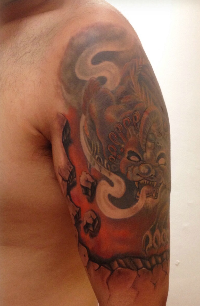 大臂彩色老传统貔貅纹身刺青