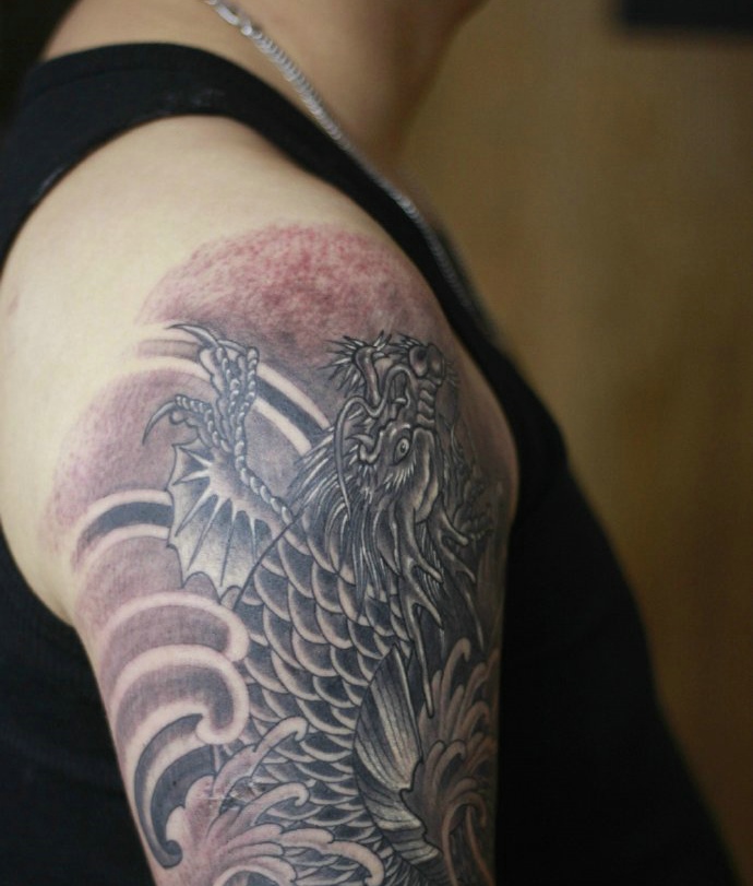 狂野吊炸天的大臂黑白纹身图案