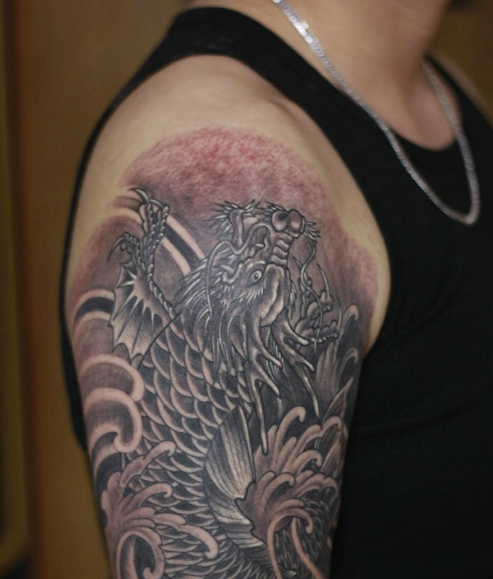 狂野吊炸天的大臂黑白纹身图案