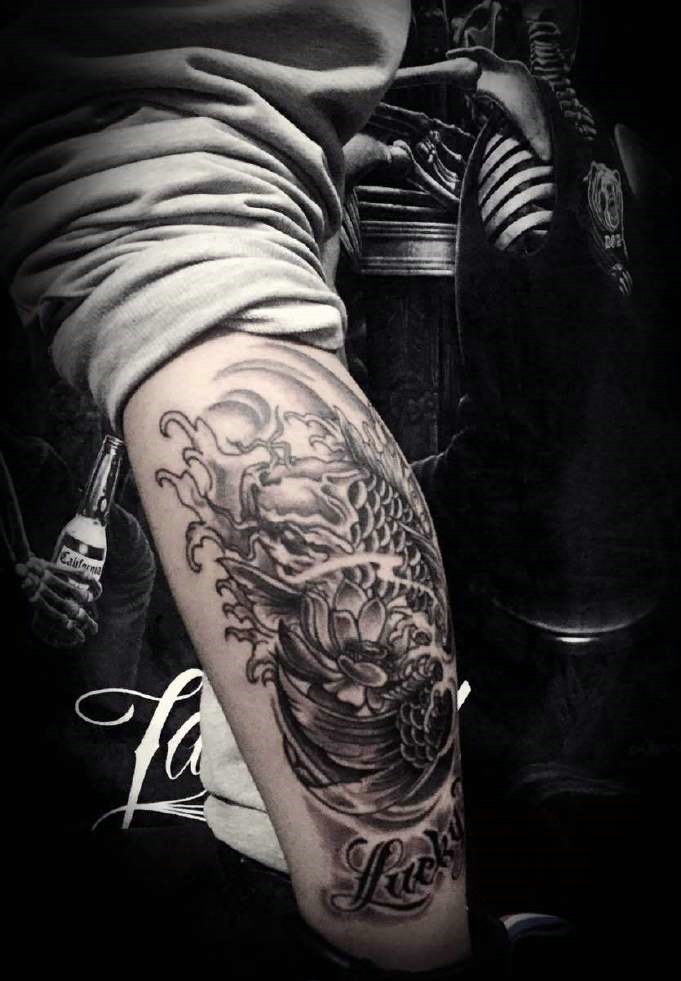 莲花与鲤鱼的腿部黑白纹身图片