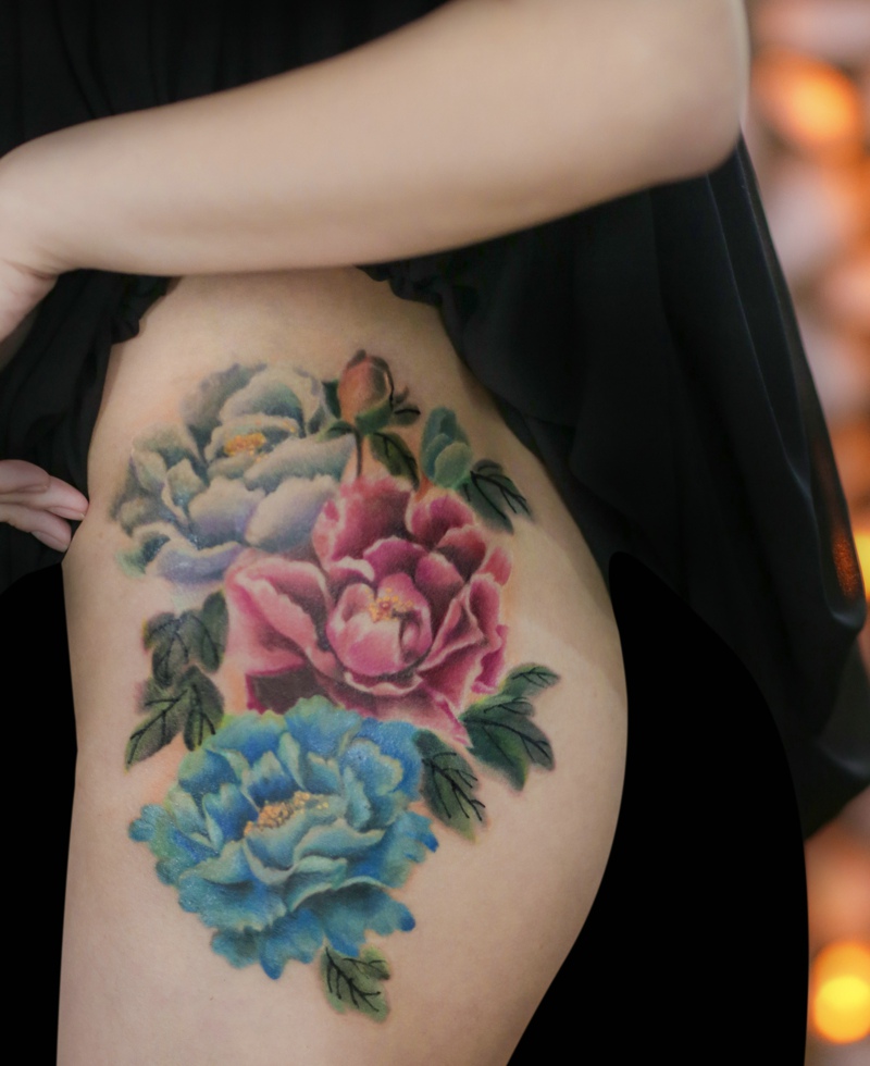 落在性感的臀部牡丹花纹身瓷器