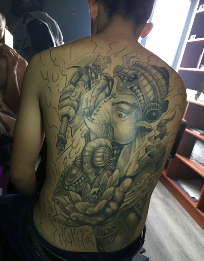 遮盖整个背部的黑灰大象神纹身图案