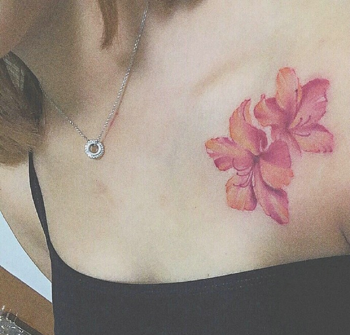 适合乖巧女生的小清新花朵纹身刺青