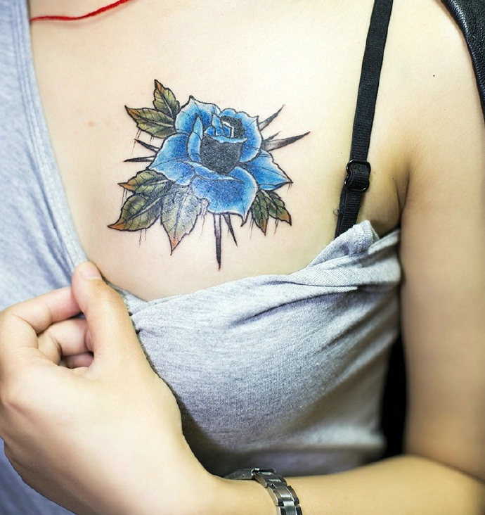 落在女生胸前的蓝玫瑰纹身刺青