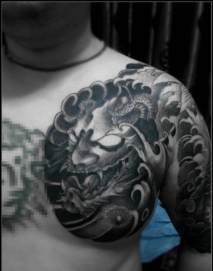 般若与鲤鱼结合的黑白半甲纹身图案