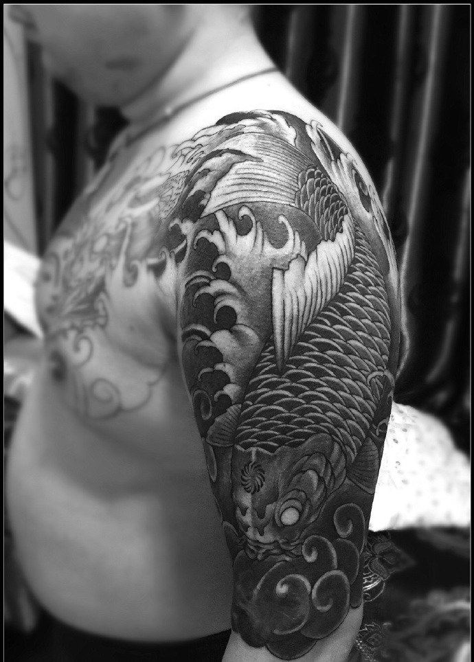 般若与鲤鱼结合的黑白半甲纹身图案