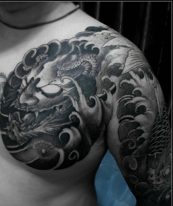 般若与鲤鱼结合的黑白半甲纹身图案