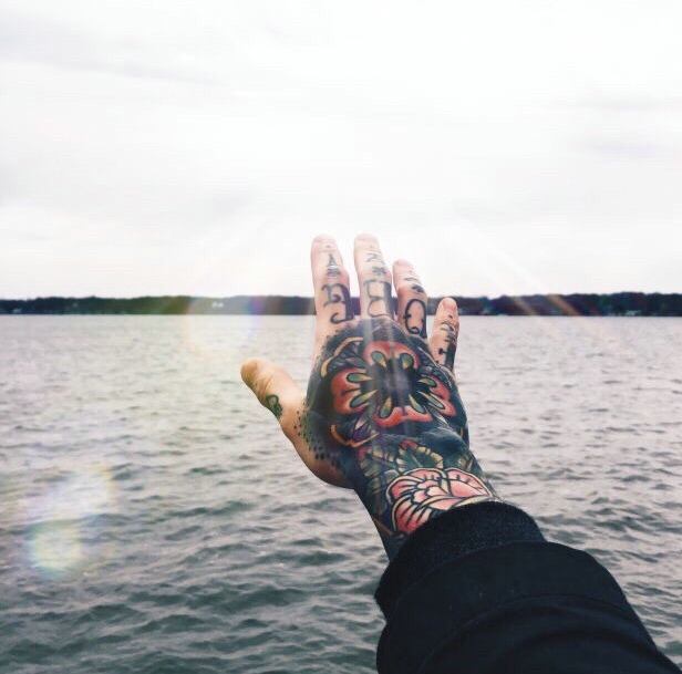 阳光下的手背纹身图片秒杀所有