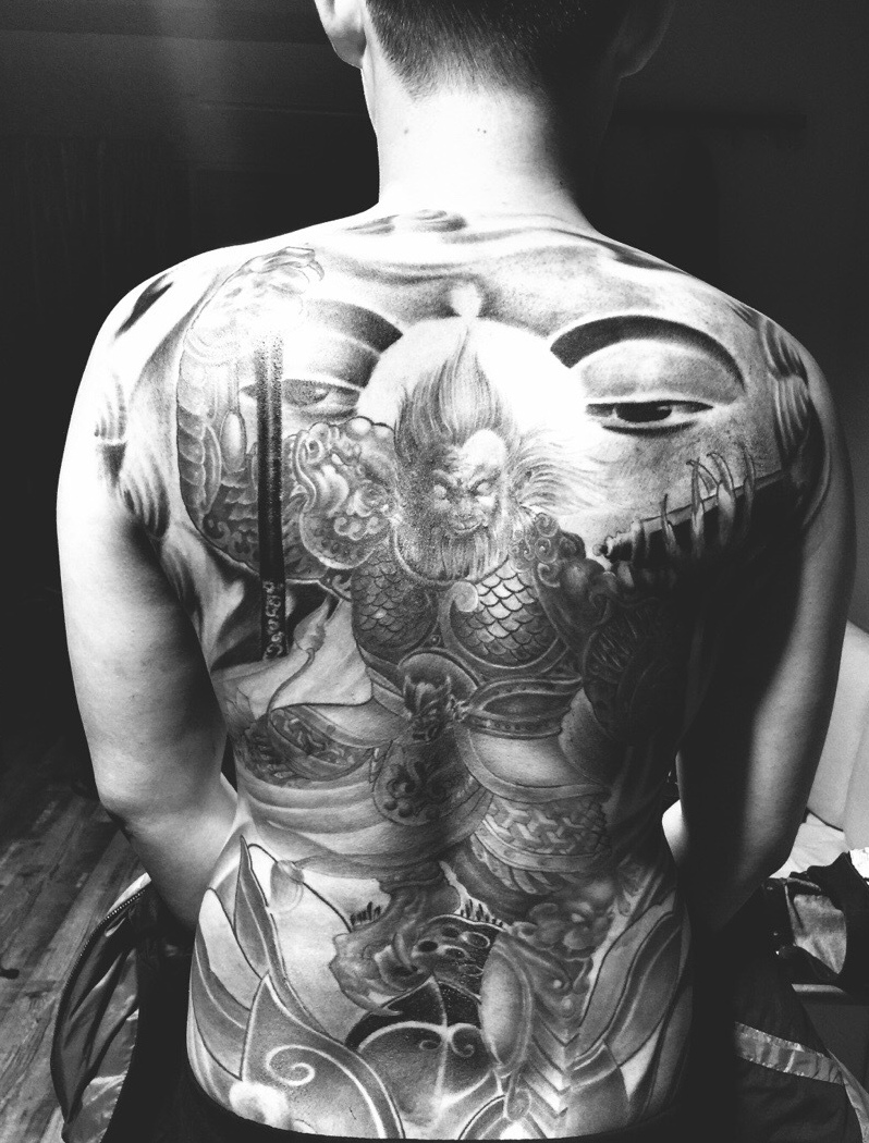 吊炸天的满背黑白图腾纹身刺青