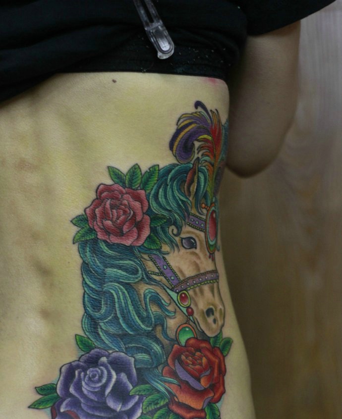 侧腰部的一匹爱美的骏马纹身刺青