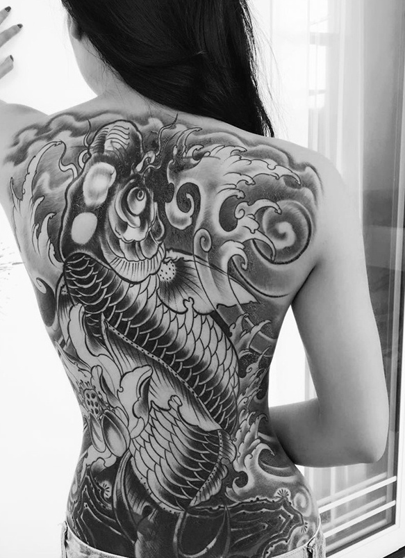 长发女生满背黑白大鲤鱼刺青