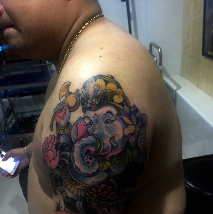五颜六色的大臂小象神纹身图案