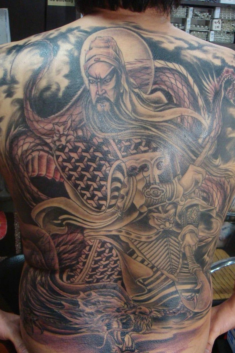 满背黑白大关公纹身图案十分帅气