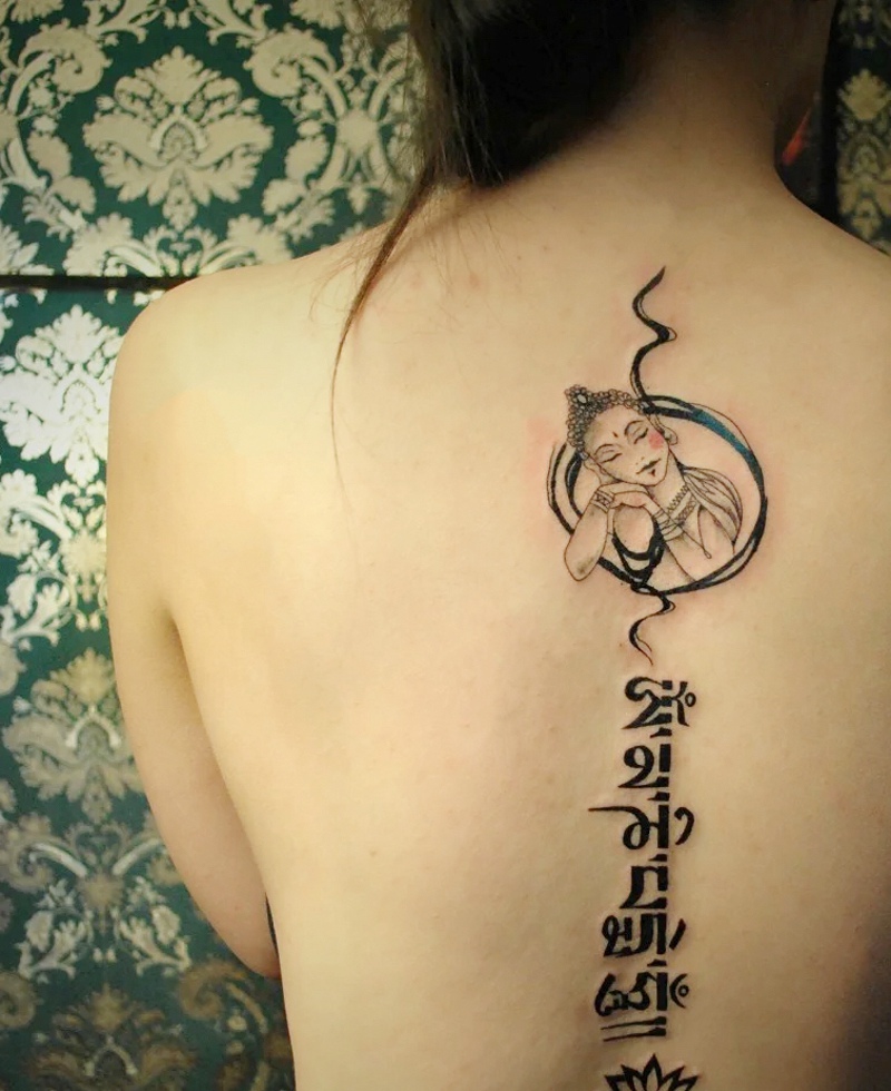 脊椎部的时尚梵文刺青女生的最爱
