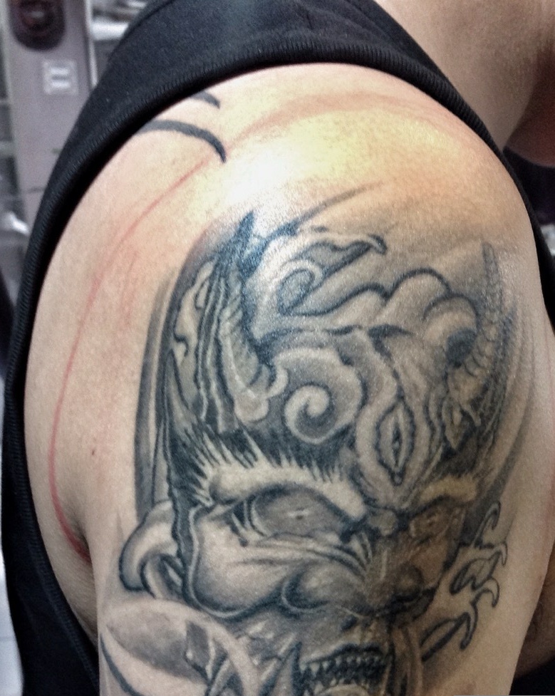 超级威猛的大臂黑白纹身图案