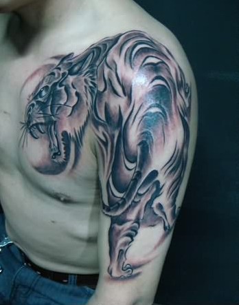 男性个性霸气的披肩下山虎纹身