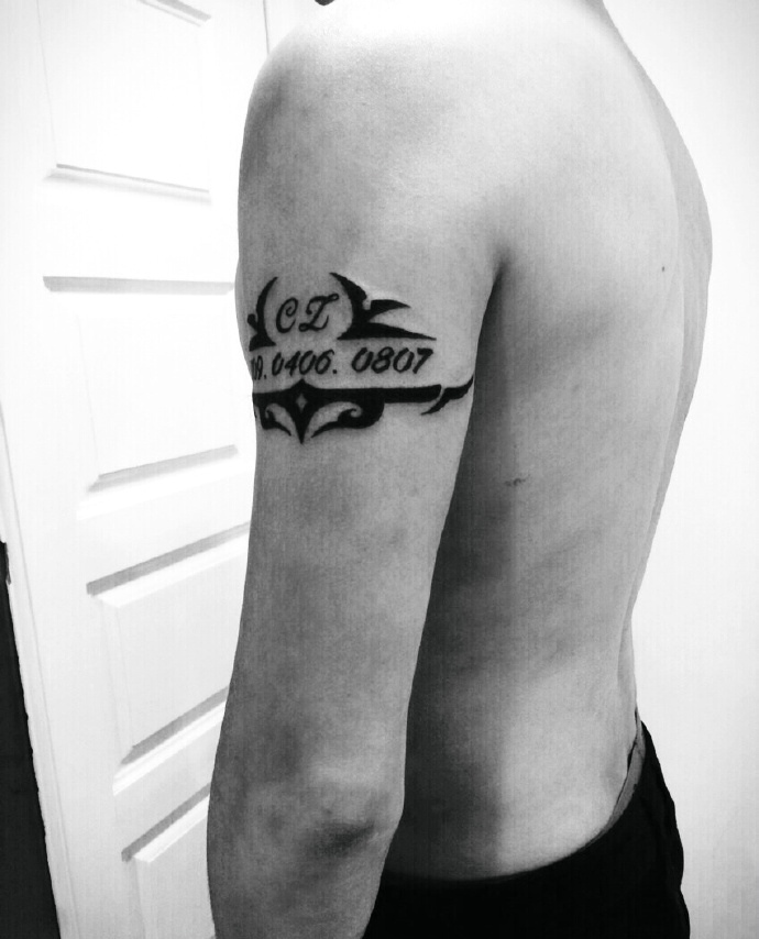 魁梧男士大臂个性纹身图案魅力十足