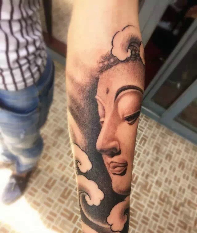 手臂黑白佛像纹身图片霸气无比