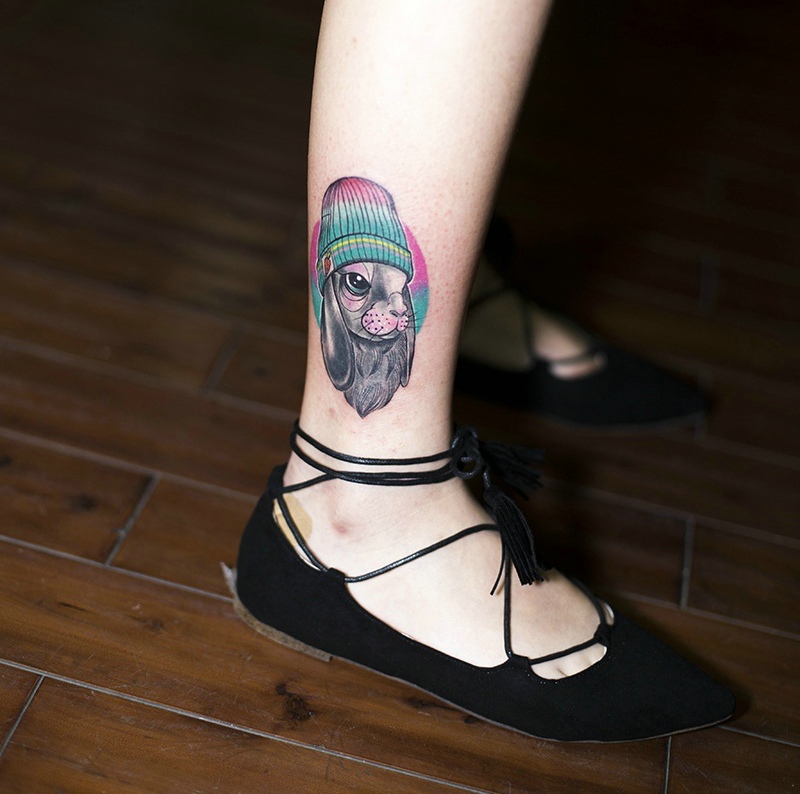 细长的小腿有着可爱小兔子纹身图片