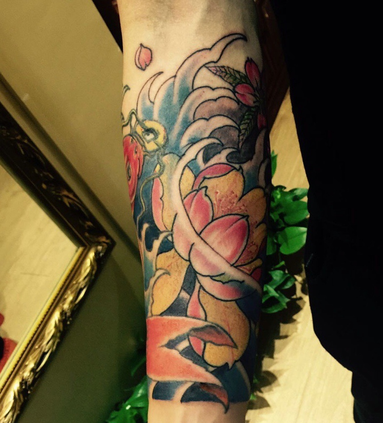 莲花与鲤鱼的时尚花臂纹身刺青