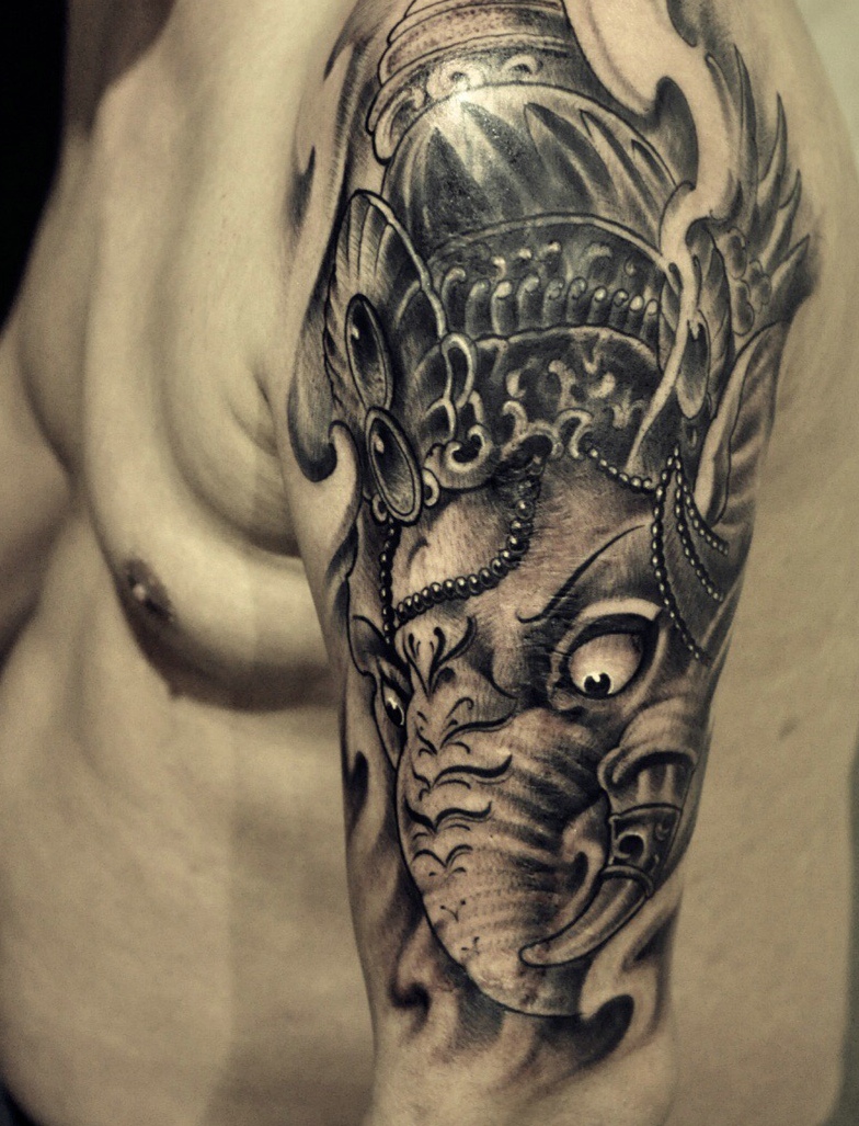 现代派的大臂黑白象神纹身图片