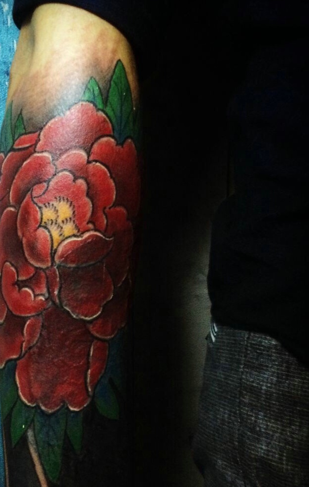 手臂精美漂亮的牡丹花纹身图片