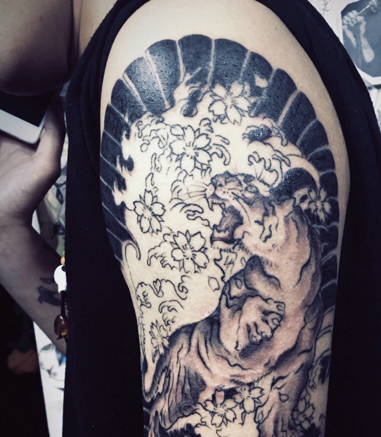 大臂凶猛的老虎纹身图案不敢靠近