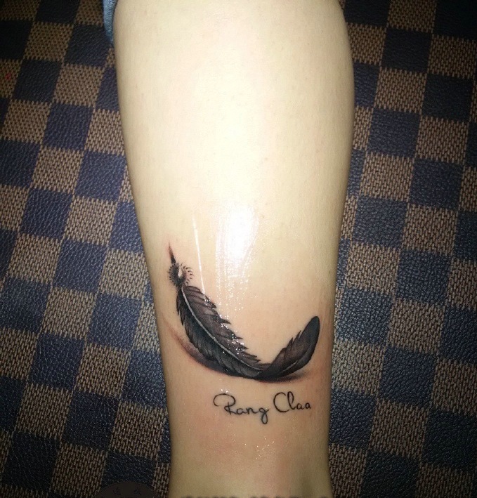 腿部一根羽毛纹身图片清新自然