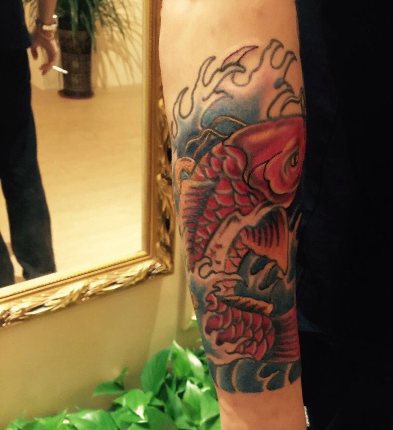 特别养眼的手臂红鲤鱼纹身图片