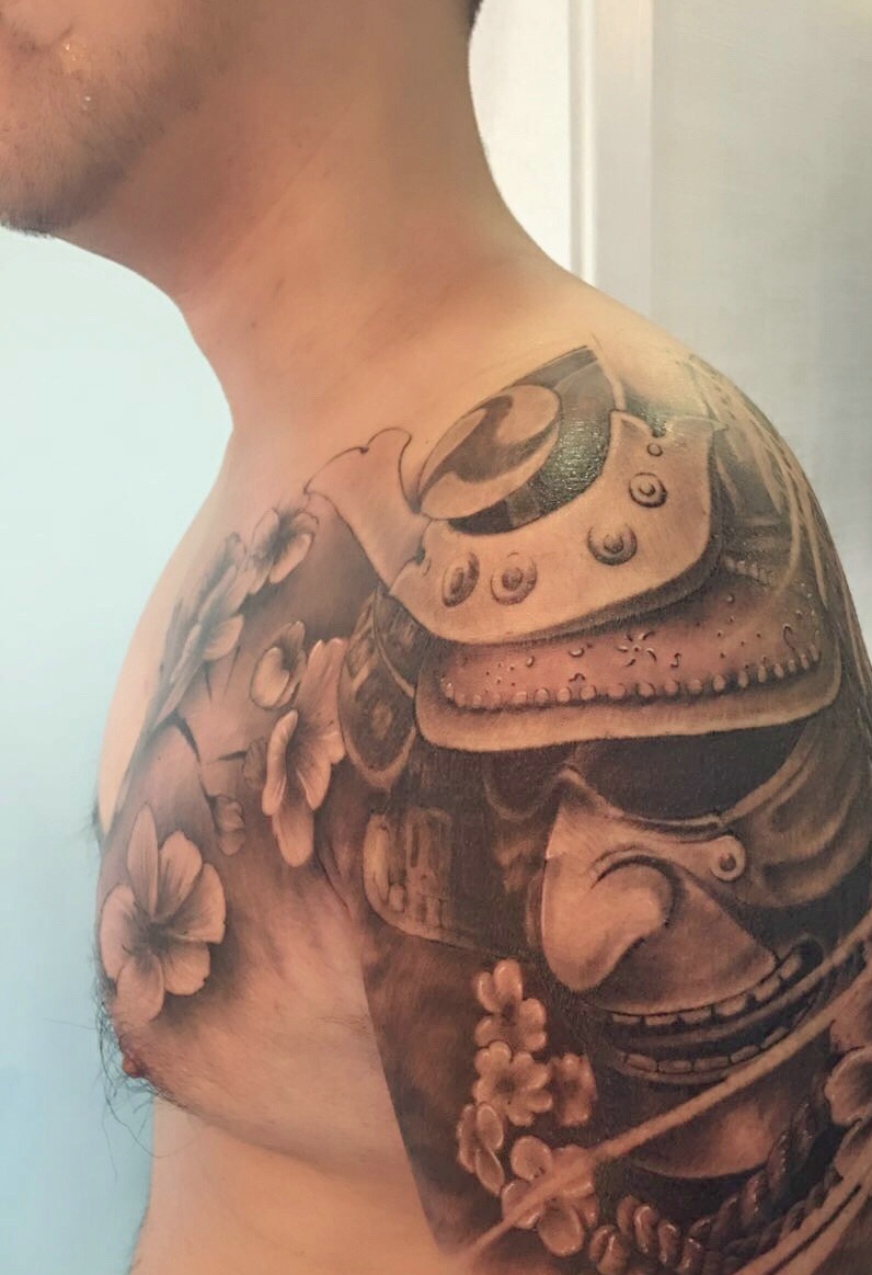 经典个性的黑白半甲纹身图案