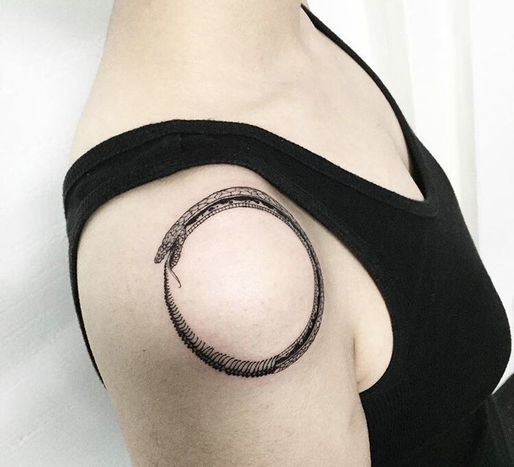肩膀个性恐惧的蛇环纹身图案