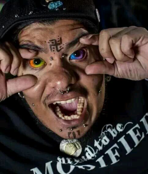 五颜六色的眼球纹身图案