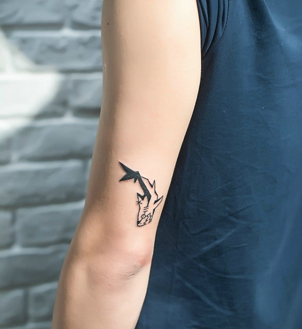 手臂外侧一款不起眼的小动物纹身图片