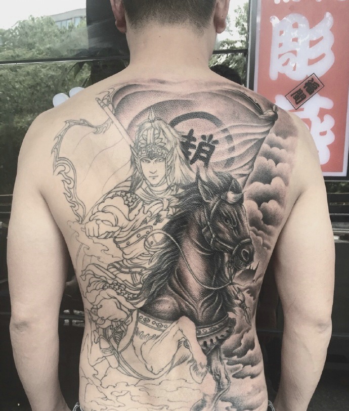 战场上骑着马的英俊勇士满背纹身图案