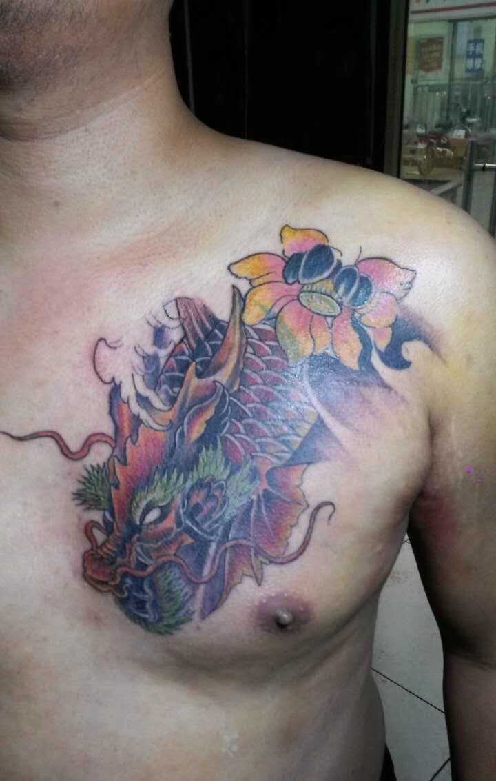 胸口一条莲花与鲤鱼一起的纹身图案