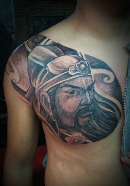 绕过肩膀的个性传统关公纹身图案