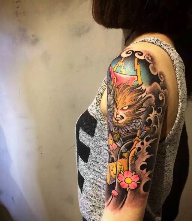 短发女生花臂齐天大圣纹身图案