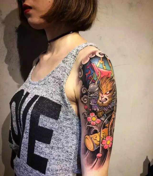 短发女生花臂齐天大圣纹身图案