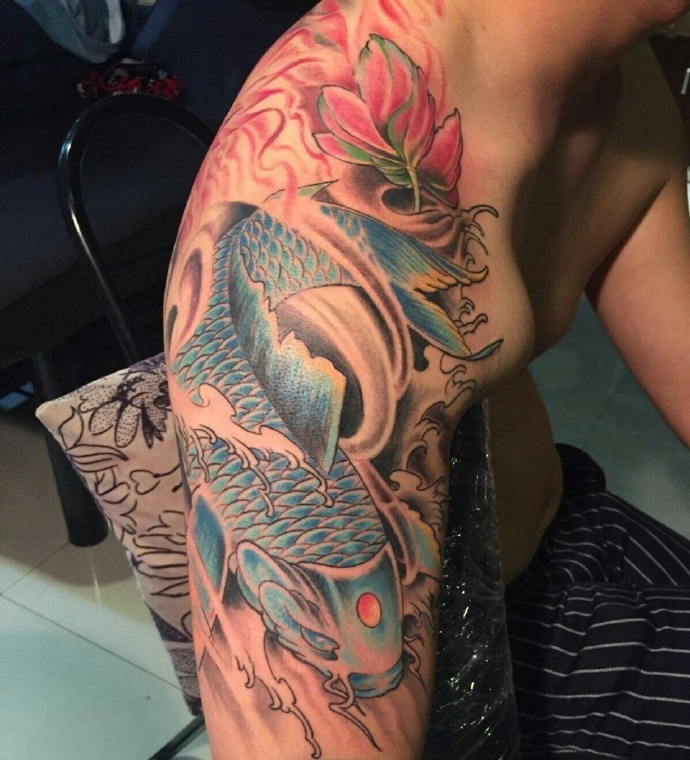 一组适合成功男士的经典鲤鱼纹身图案