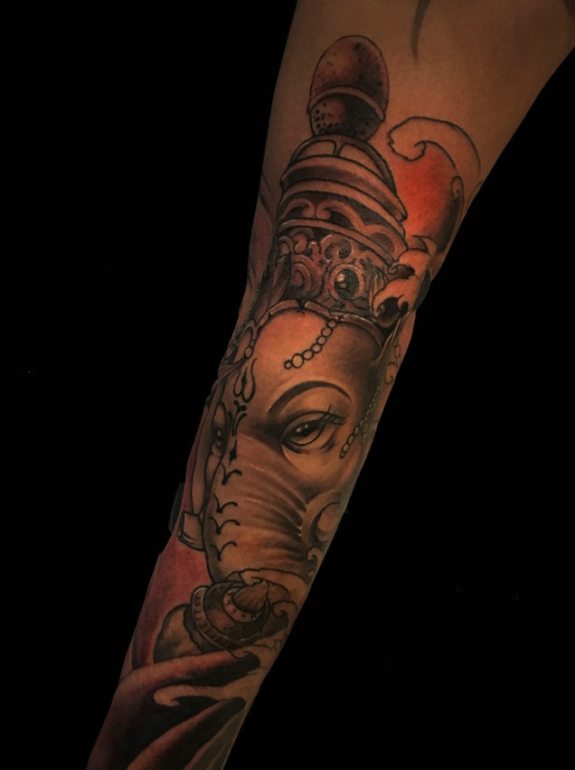 包手臂时尚大方的小象神纹身图片