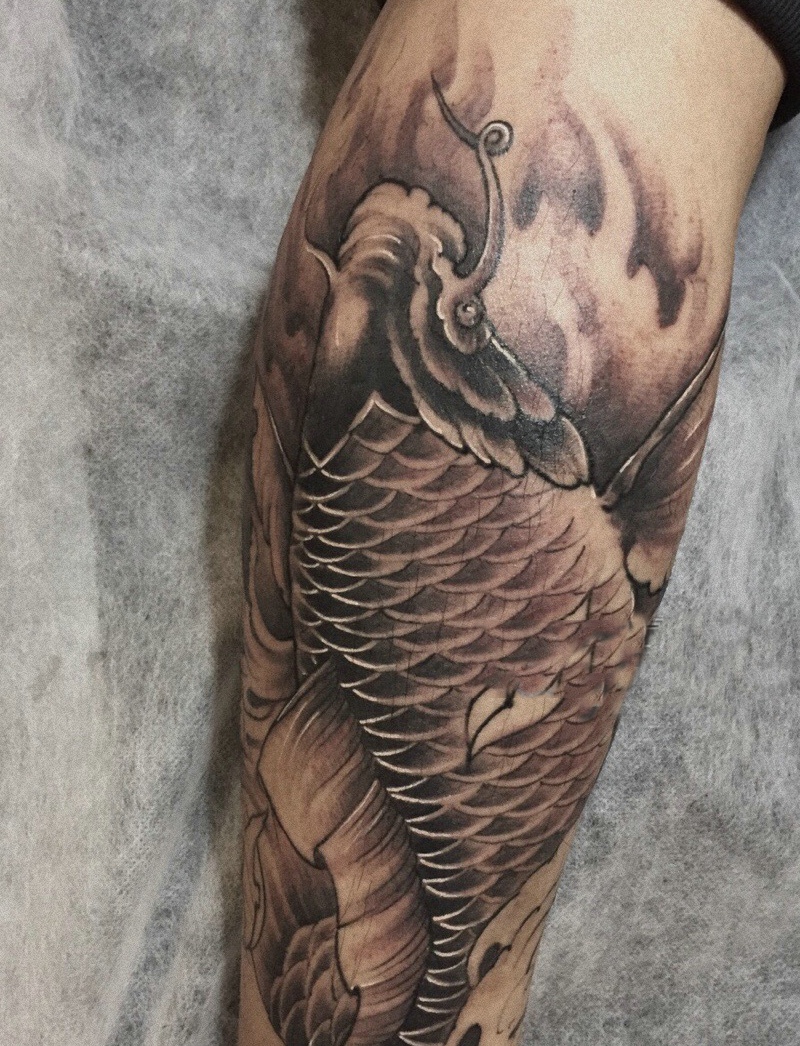 包小腿黑灰鲤鱼纹身刺青男人味十足