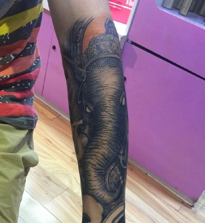 适合男士的手臂黑白象神纹身图案