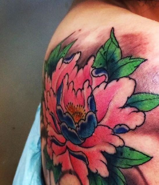 落在肩膀下的惊艳牡丹花纹身刺青